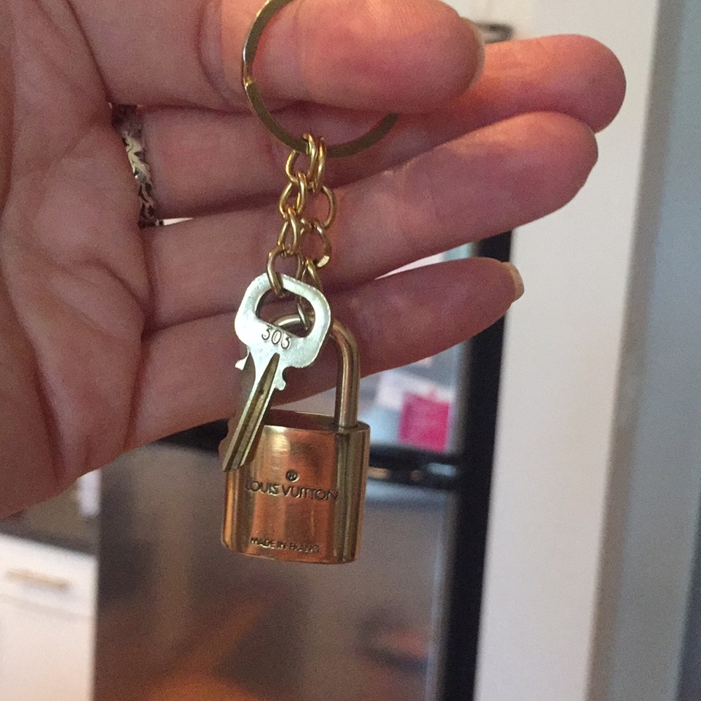 Louis Vuitton Key and Lock keychain - Picture 8 of 8